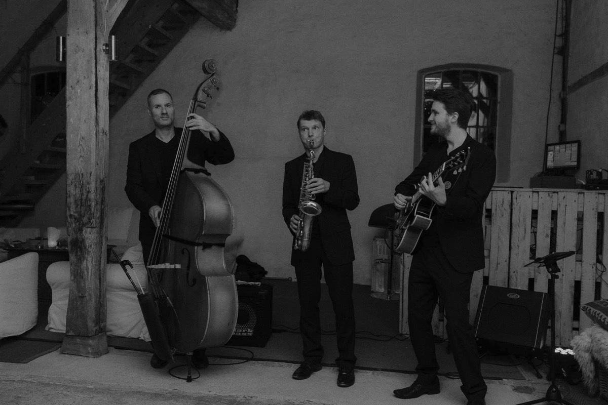 Musiker einer Jazzband spielen zur Hochzeit auf Gut Mönkhof.