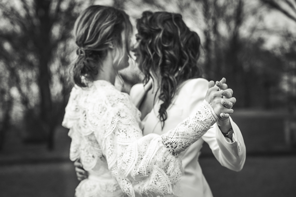 Hochzeitspaar tanzt nach der Trauung auf dem Altonaer Balkon in Hamburg