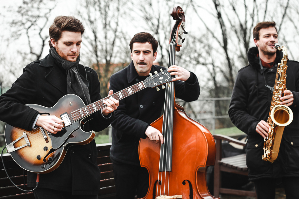 Drei Musiker der Jazzband spielen in Hamburg zur Hochzeit auf dem Altonaer Balkon