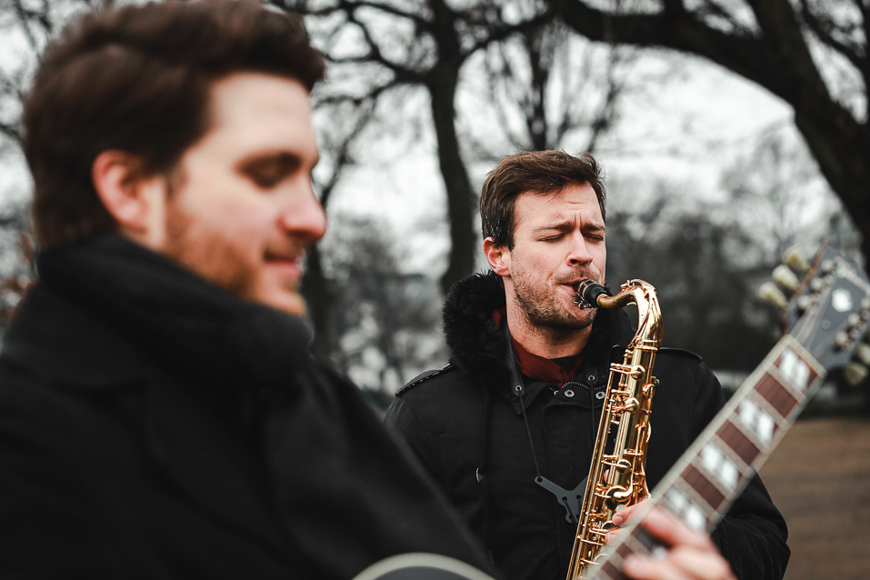 Saxofonst und Gitarrist spielen bei Hochzeitsfeier in Hamburg auf dem Altonaer Balkon