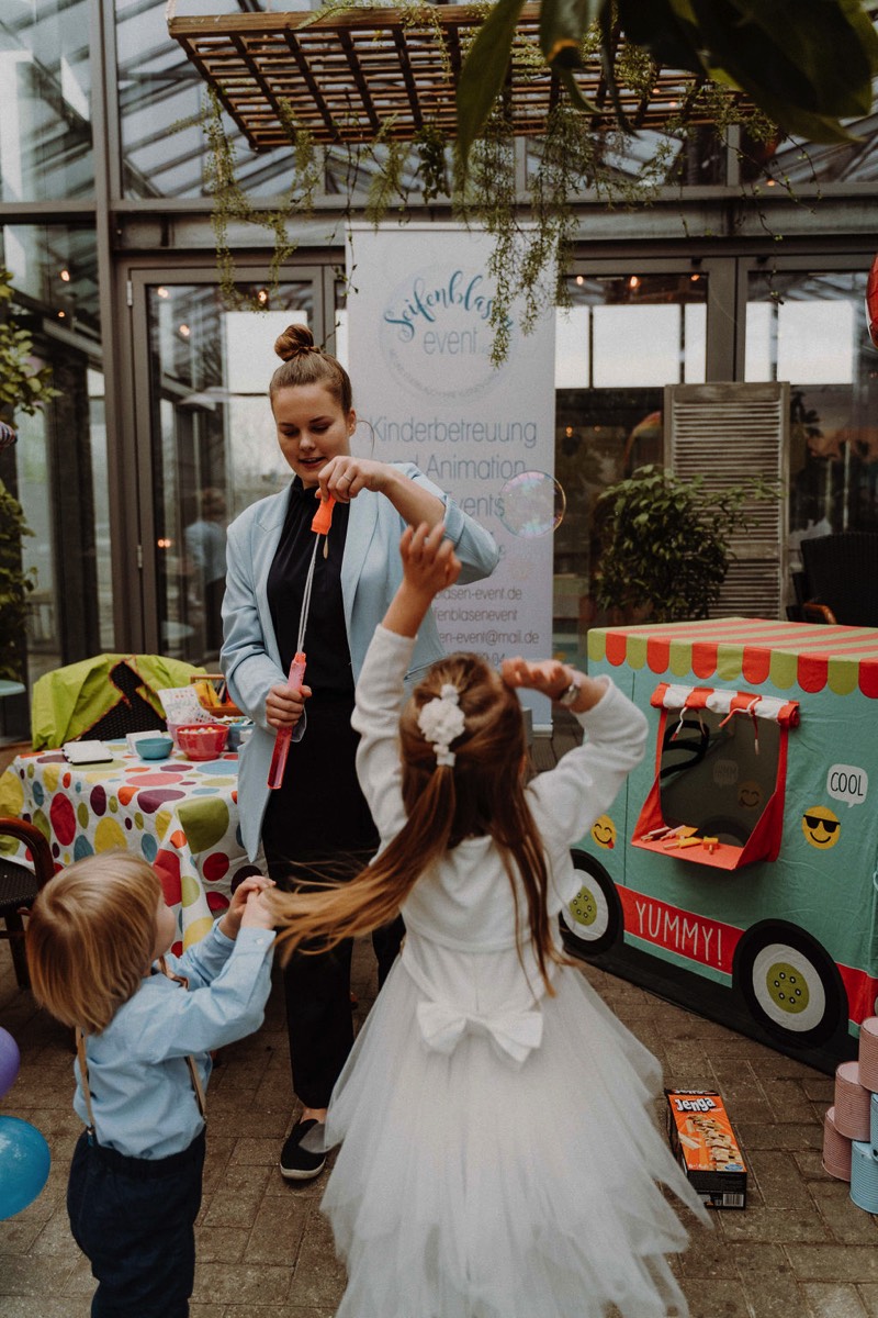 Kinderbetreuung mit spielenden Kindern Hamburg