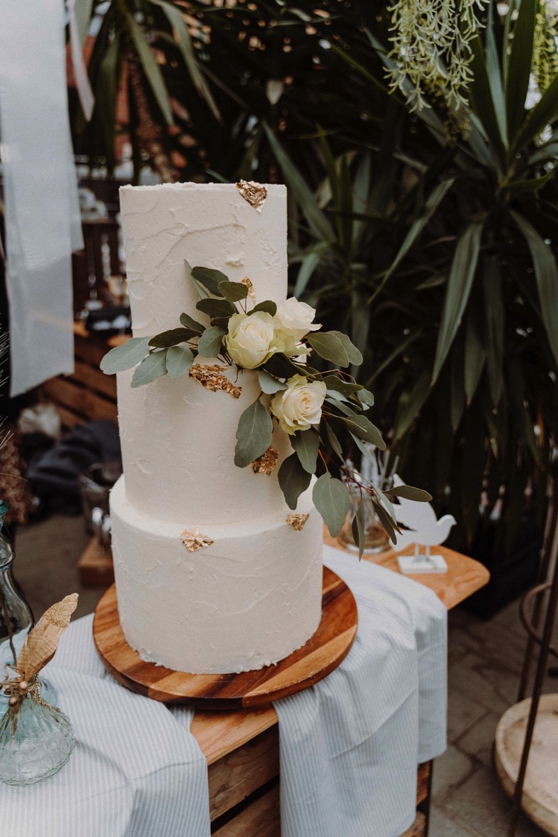 Hochzeitstorte dreistöckig mit Dekoration im Palmencafe