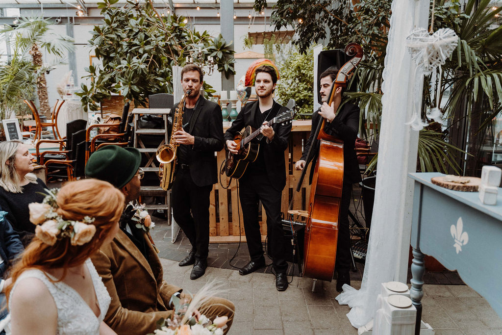 Jazzband spielt bei Hochzeit für Brautpaar in Hamburg