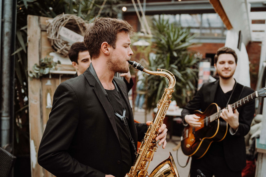 Saxofonist und Band bei Hochzeit im Palmencafe bei Hamburg