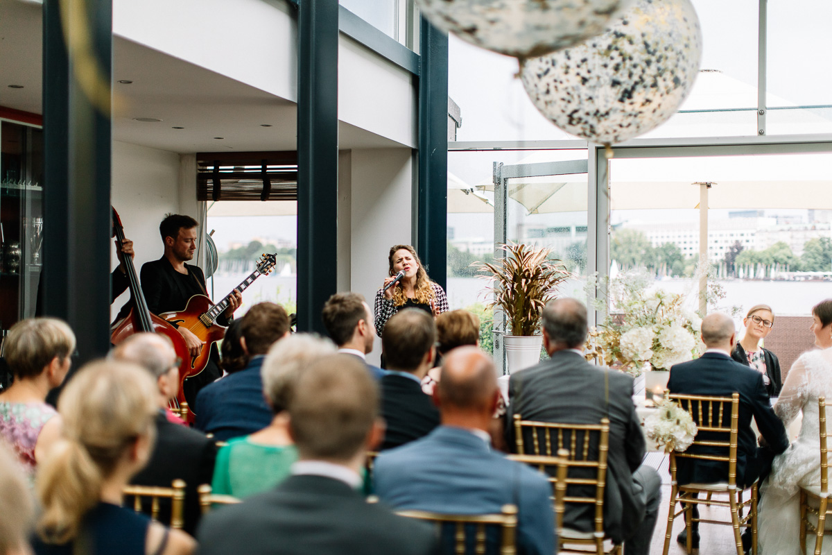 Band spielt bei Hochzeit im Ruder-Club Hamburg