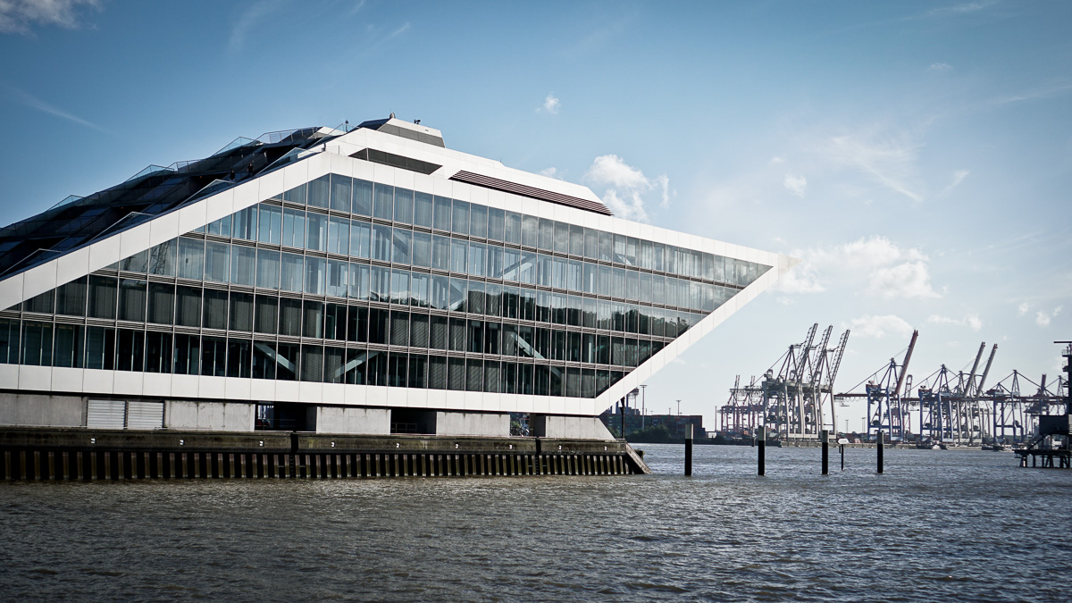 Hochzeitsfeier an der Elbe in Hamburg it Blick auf das Dockland und Live Musik