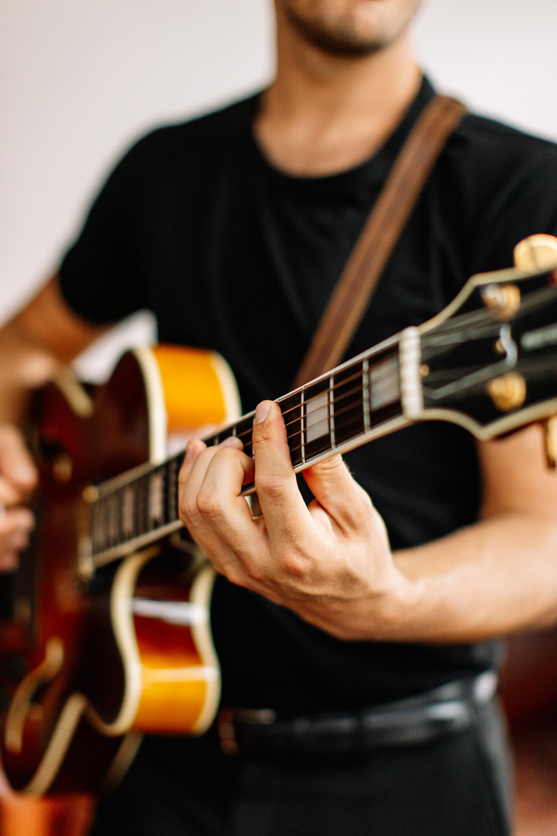 Gitarrist von Jazzband im Ruder-Club Favorite Hammonia Hamburg