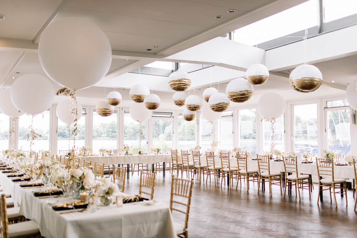 Tischdekoration und Ballons bei Hochzeit im Ruder-Club Favorite Hammonia Hamburg