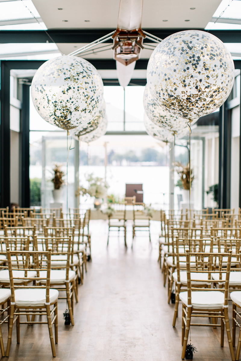Ballons und Stühle bei Trauung im Ruder-Club Favorite Hammonia Hamburg