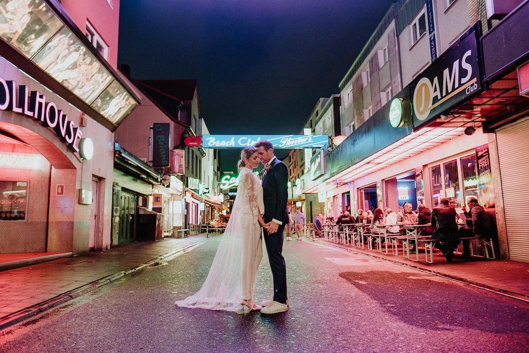 Hochzeitspaar im Neonlicht auf dem Kiez in Hamburg