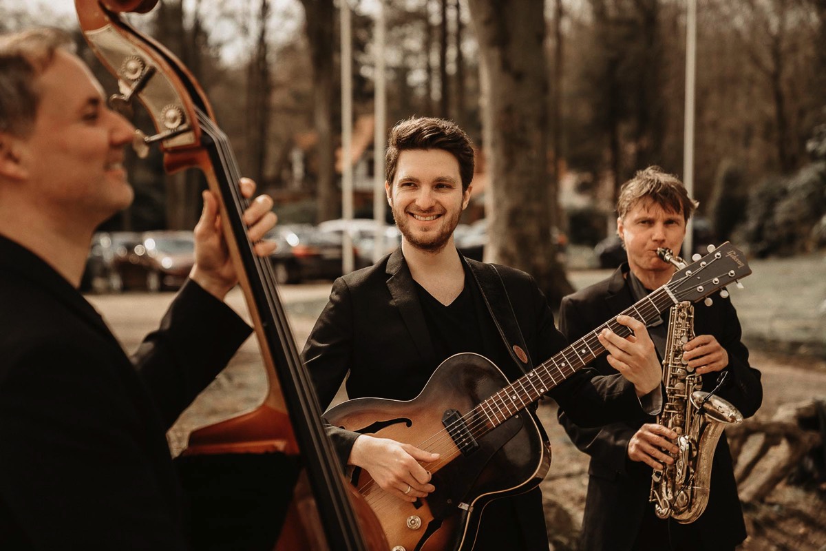 Eine Jazzband spielt Live Musik auf einer Veranstaltung in Hamburg