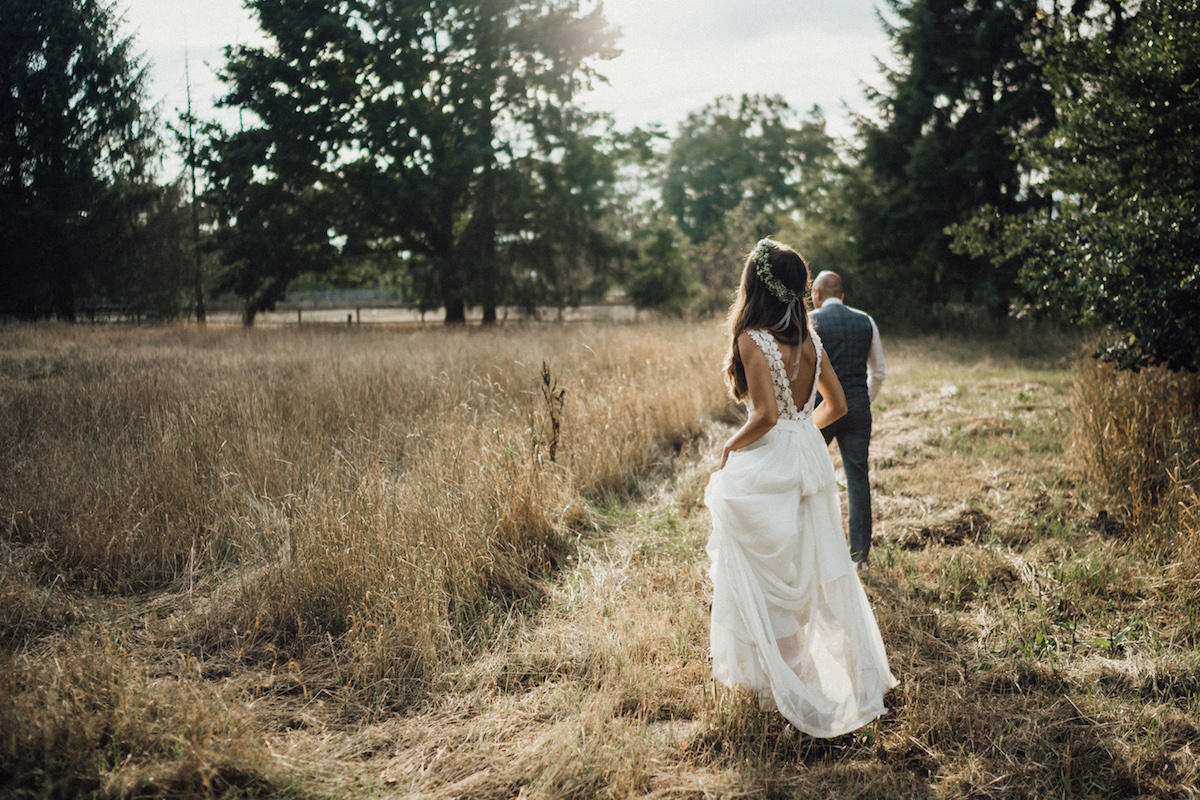Brautpaar im Feld nach der Hochzeit auf der Insel Sylt