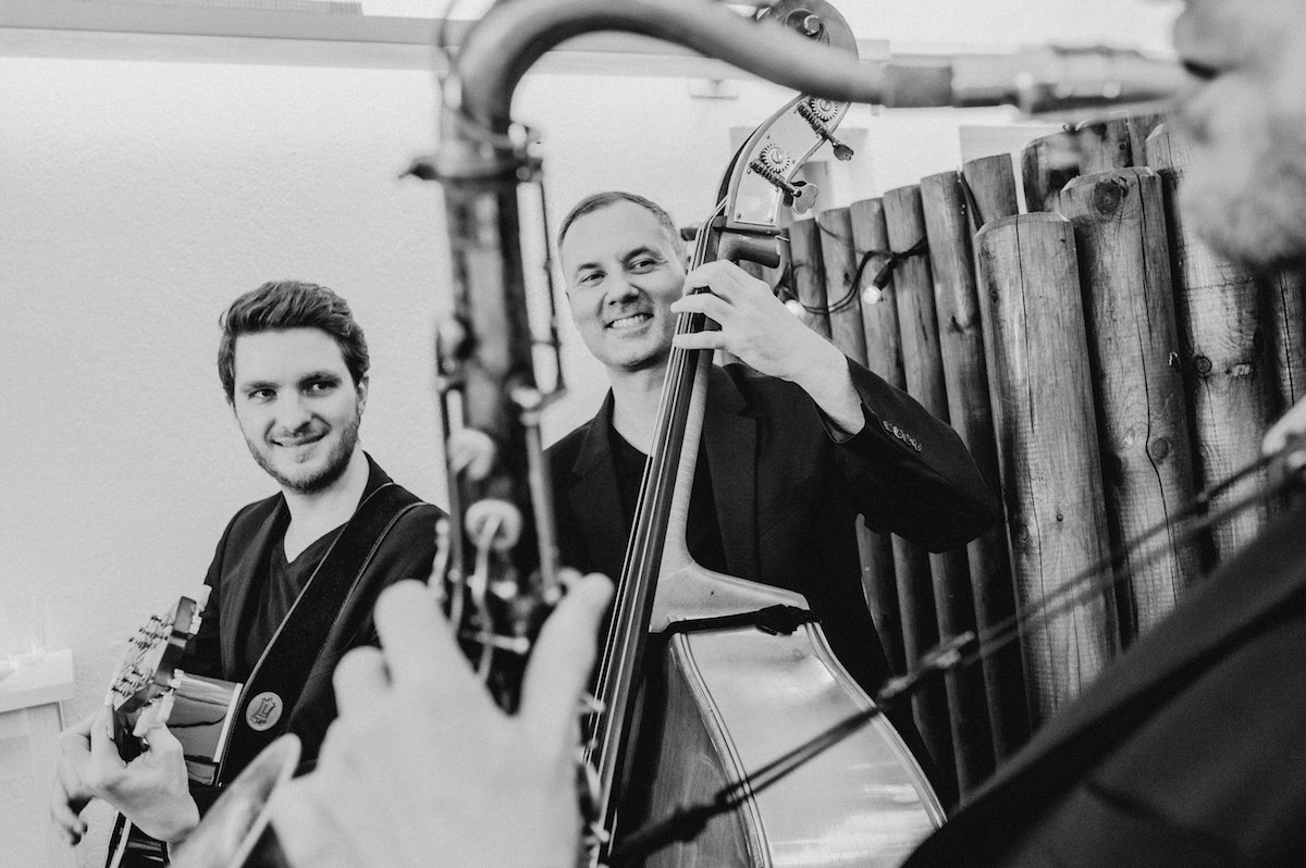 Musiker spielen bei einer Hochzeit auf Sylt